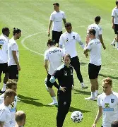 LD 乐动APP下载-瓦伦西亚防线松动备战意大利杯赛前AC米兰备战亚冠，现场解说直呼：今晚瓦伦西亚外线爆发——意甲节点到来(卡利亚里vsac米兰比分预测)